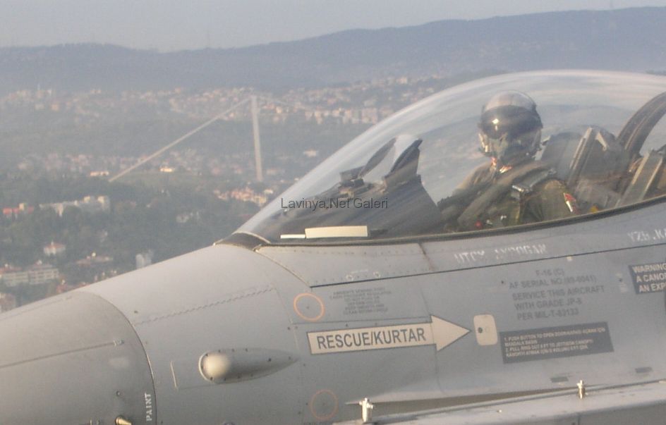 İstanbul Boğazında F-16